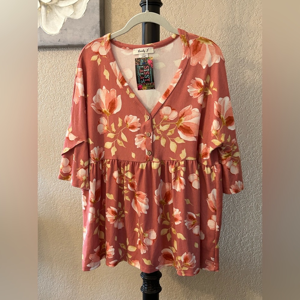 Ladies size small top. NWT